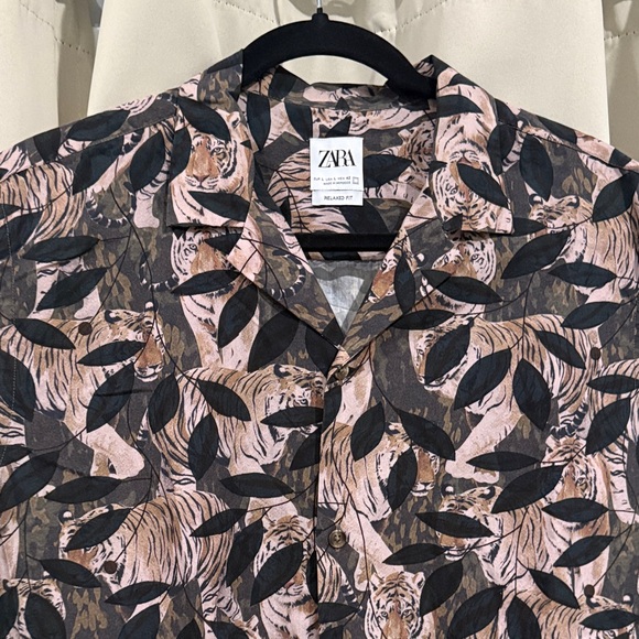 Zara Men's Black and Brown Leaf Print Shirt Size L Preloved - Picture 2 of 6
